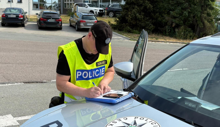 Policie na Náchodsku zkontrolovala přes 200 aut. Přestupky odhalila u většiny řidičů