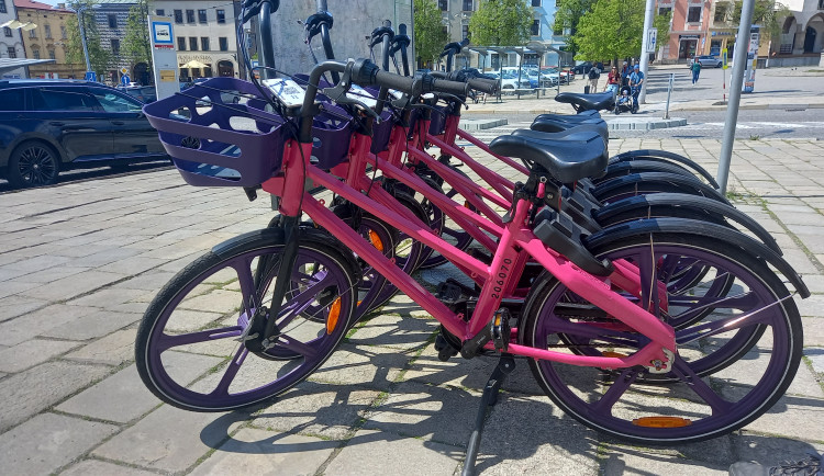 Sdílená kola v Jihlavě o prázdninách využívají i turisté, je to živý systém