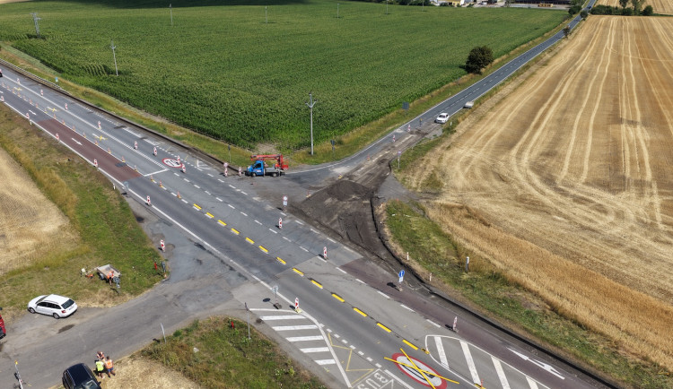 Dopravní omezení na Vyškovsku. Silničáři opravují povrchy i křižovatku