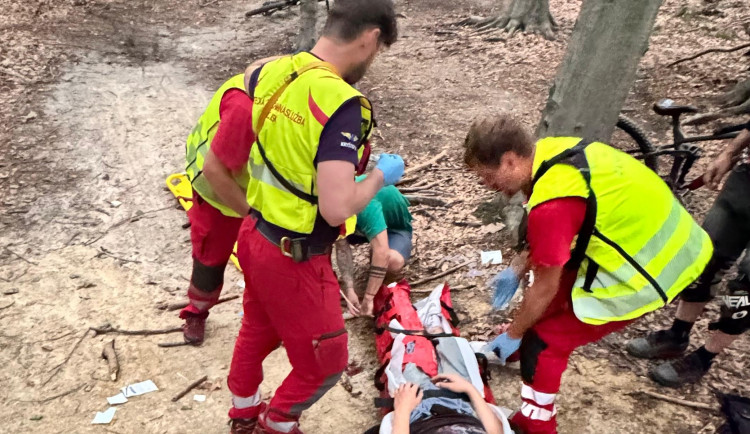 Otevřená zlomenina a vážné poranění krku. Záchranáři pomohli dvěma mladým cyklistům