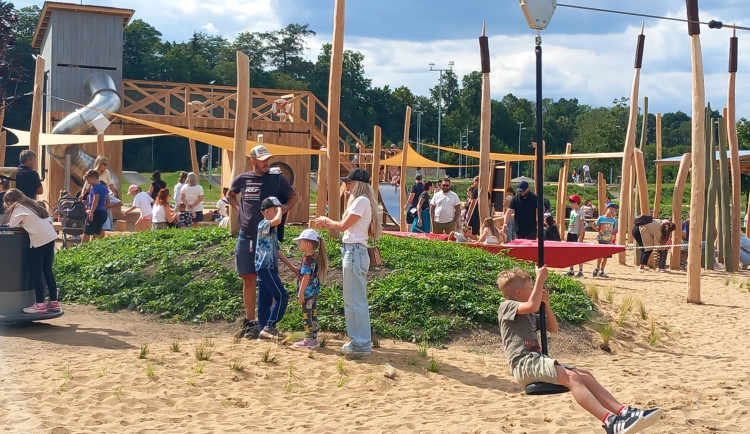 FOTO, VIDEO: Nové hřiště v Českém mlýně si oblíbili děti i jejich rodiče