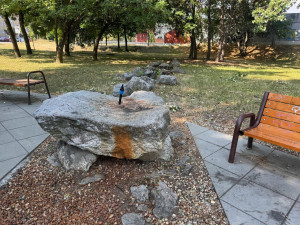 Kdo tu kuňká? Parčík v Žabovřeskách ozdobí obří kovová žába