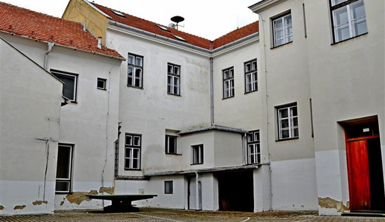 Nové bydlení pro vojáky. Vyškovská bývalá škola nebude déle chátrat