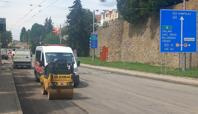 Práce před Cityparkem končí, dělníci se posunou před psychiatrickou nemocnici
