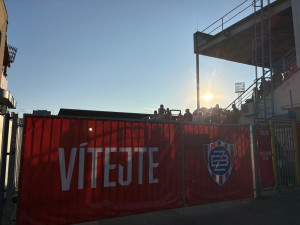 FOTO: Brno, b*zerantů plno. Fanoušci Sparty dorazili na stadion Zbrojovky