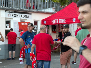 FOTO: Brno, b*zerantů plno. Fanoušci Sparty dorazili na stadion Zbrojovky