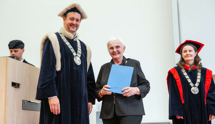 Senioři opět do lavic. Ostravská univerzita láká nové studenty