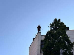 Zajímavostí Brna je i Samurai s husou, kterého lidé zahlédnou u divadla Husy na provázku