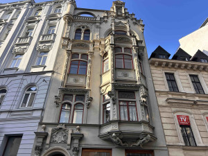 Dům, který šokoval spoustu lidí stojí na Kapucínském náměstí