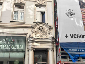 Antickou bestii, mantikoru, nad vchodem vybudovali začátkem dvacátého století