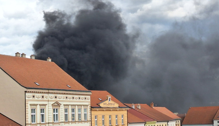 V Ivančicích na Brněnsku hoří bytovka s poštou, asi dvacet lidí se nadýchalo kouře