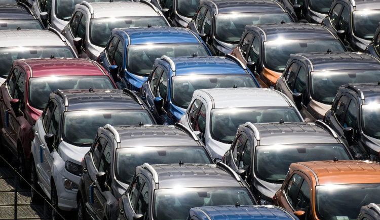 Češi jako své první auto volí nejčastěji Škodovku, za vůz platí do 400 tisíc