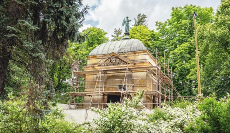 Vandalové posprejovali historické mauzoleum. Hlučín teď vrací památce původní podobu