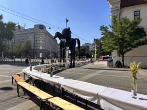Brňané zasedli k jednomu dlouhému stolu. Přinesli domácí dobroty i veselou náladu
