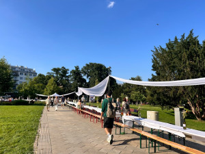Brňané zasedli k dlouhému stolu. Přinesli domácí dobroty i veselou náladu