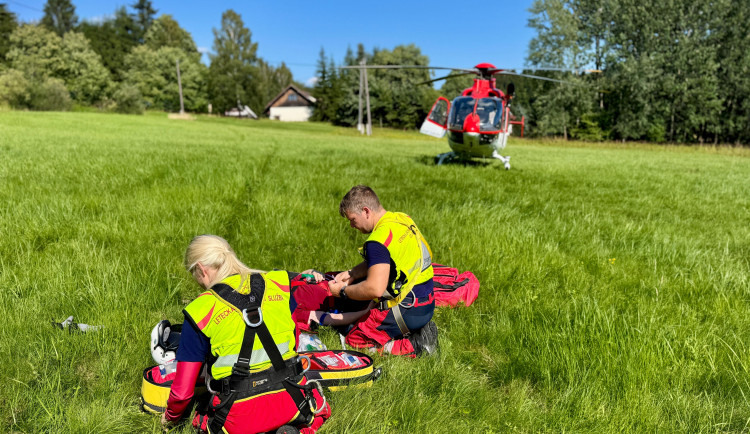 Zraněnou ženu v Beskydech zachraňoval vrtulník. Lékařku na místo spustil jeřáb
