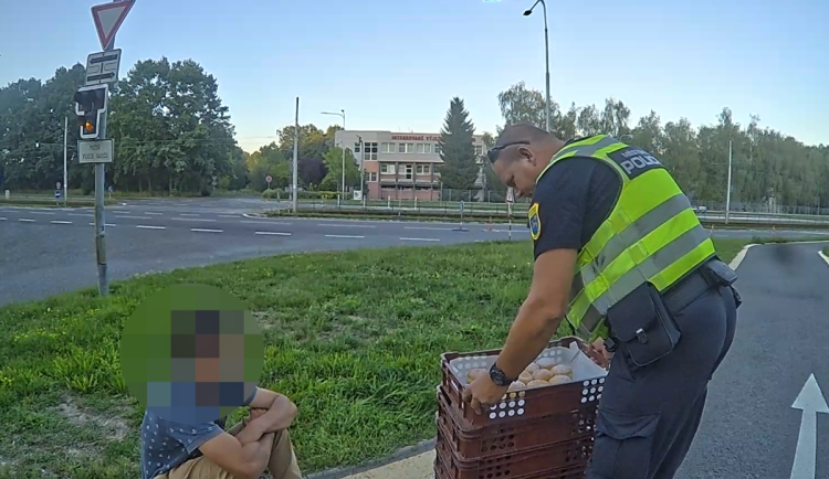 Podnikatelský záměr nevyšel. Pouliční prodej kradeného pečiva zastavili strážníci