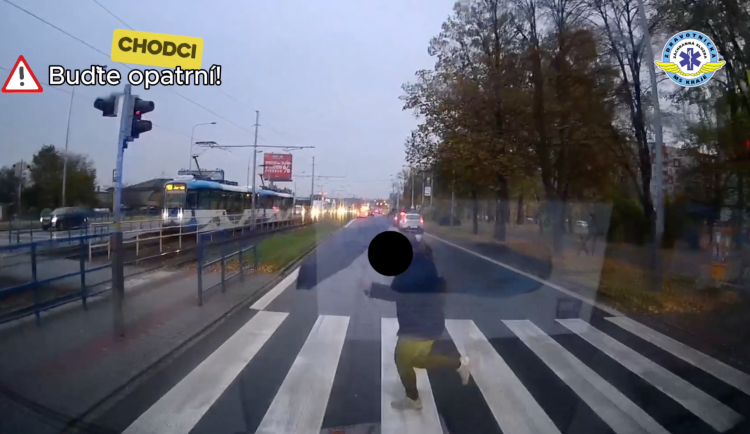 VIDEO: Každá minuta rozhoduje. Nepozorní chodci často zdržují sanitky, varují záchranáři
