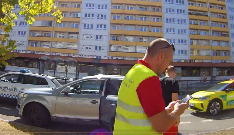 Tři děti v rozpáleném autě. Strážníci je našli na slunci u zastávky