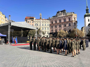 Čepice lítali vysoko. Absolventi Univerzity obrany byli slavnostně vyřazeni