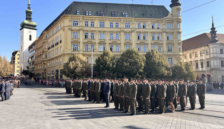 Čepice lítali vysoko. Absolventi Univerzity obrany byli slavnostně vyřazeni