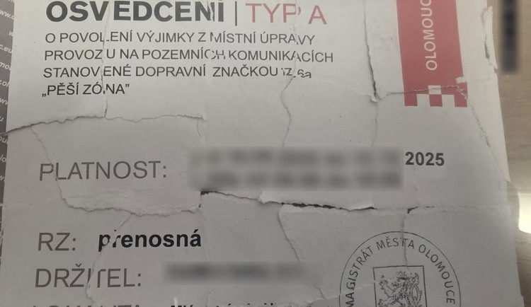 Propadlé povolení? Řidič nečekaně kartu roztrhal přímo před zraky strážníků