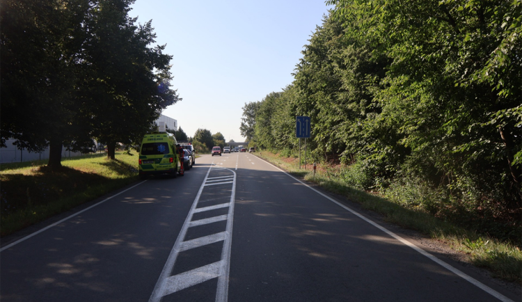 Cyklista po nehodě u Olomouce skončil v nemocnici. Policie pátrá po řidiči