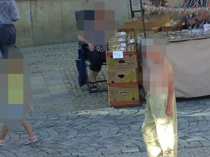 Nahá žena se opalovala v centru Boskovic. Další den vyrazila bez trička na pouť