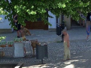 Nahá žena se opalovala v centru Boskovic. Další den vyrazila bez trička na pouť