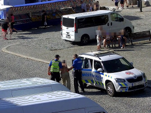 Nahá žena se opalovala v centru Boskovic. Další den vyrazila bez trička na pouť