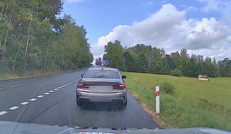 Řidič BMW předjížděl přes plnou čáru. Vyfasoval pokutu i šest trestných bodů