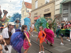 FOTO: Ulicemi Brna se prohnal karnevalový průvod. Lidi přenesl do exotické Brazílie