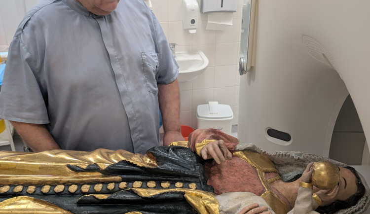 Neobvyklá pacientka u svaté Anny. Lékaři vyšetřili 700 let starou madonu