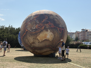 FOTO: Vesmír v Brně. Na Kraví hoře vystavují obří Jupiter i další planety