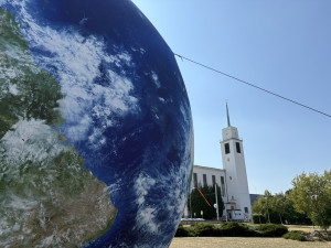 FOTO: Vesmír v Brně. Na Kraví hoře vystavují obří Jupiter i další planety