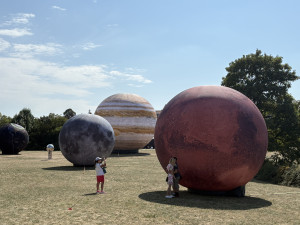 FOTO: Vesmír v Brně. Na Kraví hoře vystavují obří Jupiter i další planety