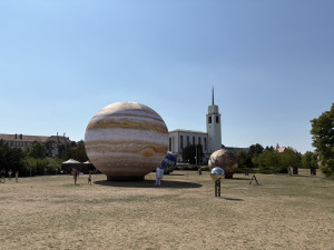 FOTO: Vesmír v Brně. Na Kraví hoře vystavují obří Jupiter i další planety