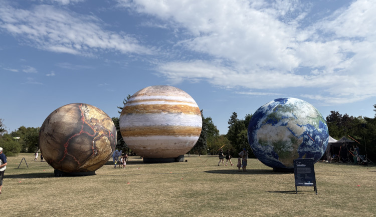 FOTO: Vesmír v Brně. Na Kraví hoře vystavují obří Jupiter i další planety