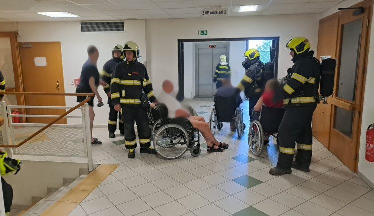 V pečovatelském domě na Blanensku hořelo, klienti skončili v péči záchranářů