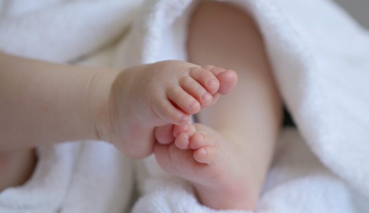 Muž z Brna popálil dítě, které měl hlídat. Matka kojenci několik dní nepomohla