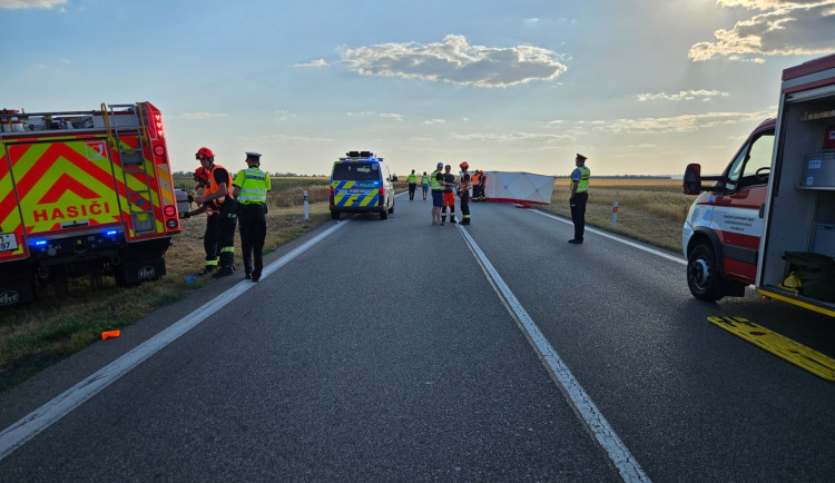 Při nehodě dvou aut na Brněnsku zemřeli dva lidé. Další čtyři byli těžce zraněni