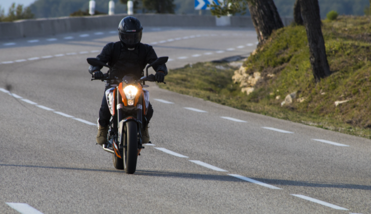 Na Znojemsku zemřel motorkář. Zřejmě nezvládl řízení