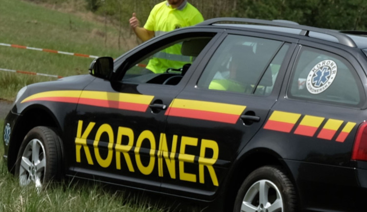 Motorkář zahynul po nárazu do stromu, když nezvládl průjezd zatáčkou
