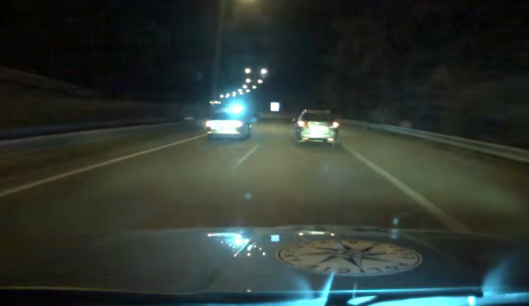 Rychle, zběsile a bez řidičáku. Šoféra v Brně zastavila až trojice policejních aut