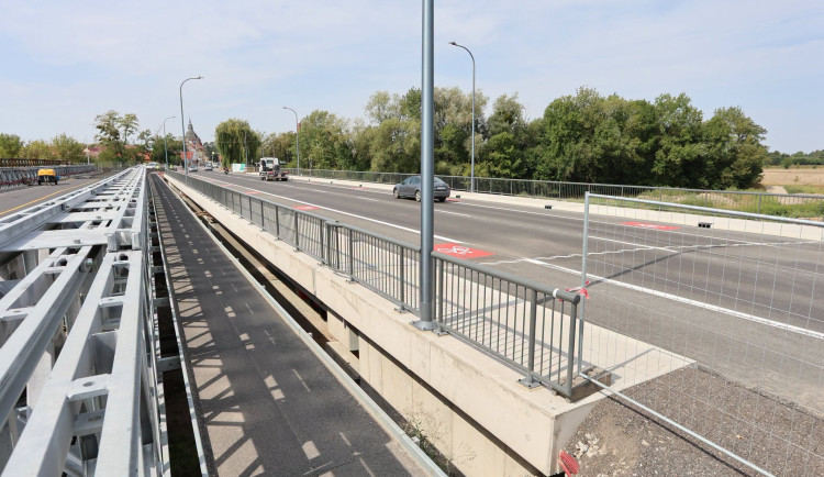 Nový most přes Dyji je v provozu. Dopravu v Břeclavi brzy odlehčí také obchvat