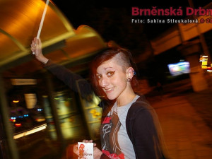 Nadšená fanynka Mandrage, která byla obdarována paličkou na bicí od bubeníka Matese