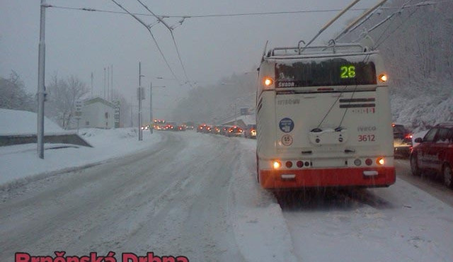 V kopci na Vinohrady stojí trolejbusy