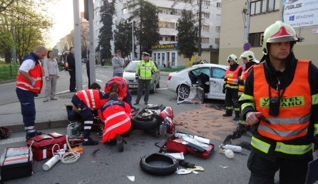 Nehoda v centru Brna, motorkář srážku nepřežil