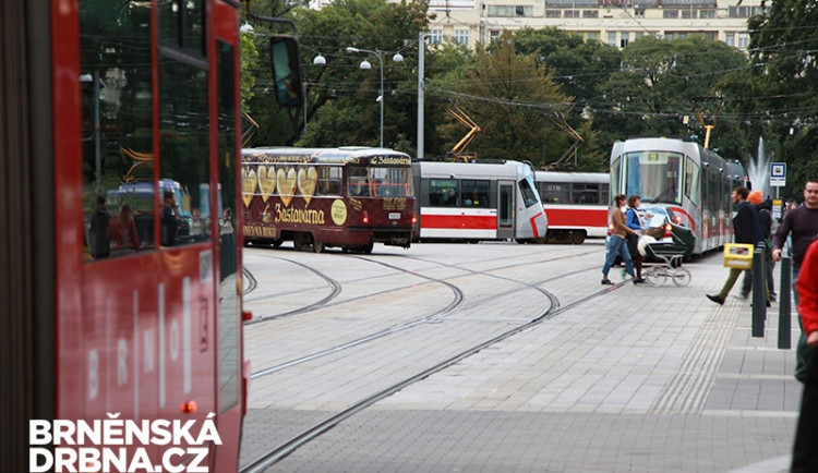 Akce způsobila dopravní komplikace, zdrženy byly šaliny i auta, foto: Brněnská Drbna