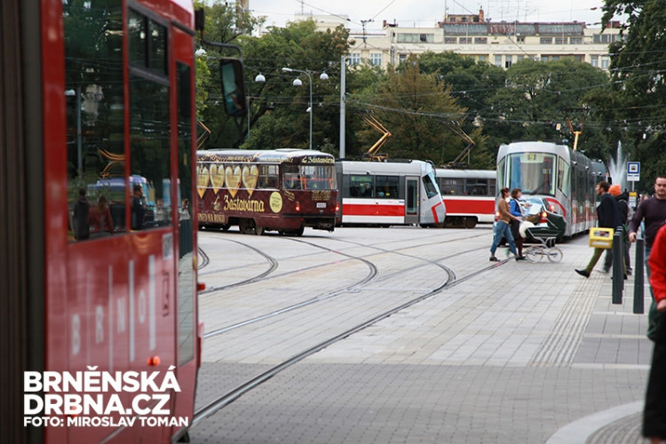 Akce způsobila dopravní komplikace, zdrženy byly šaliny i auta, foto: Brněnská Drbna